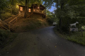 Treehouse Between Gatlinburg and Pigeon Forge. Pet Friendly!